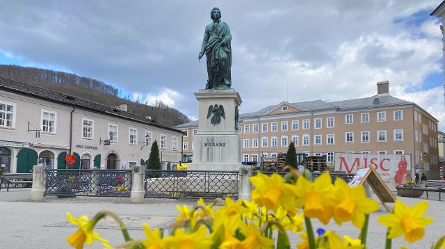 Pomnik Mozarta na placu Mozartplatz w Salzburgu w Austrii, stoi od 1842 roku tuż przy domu, w którym mieszkała Konstancja, żona kompozytora.