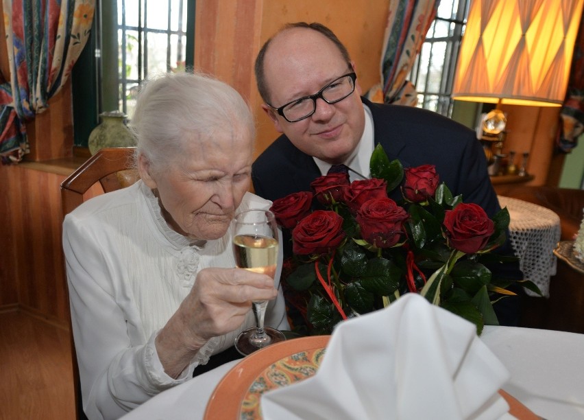 Paweł Adamowicz na urodzinach stuletniej gdańszczanki pani Janiny [ZDJĘCIA]