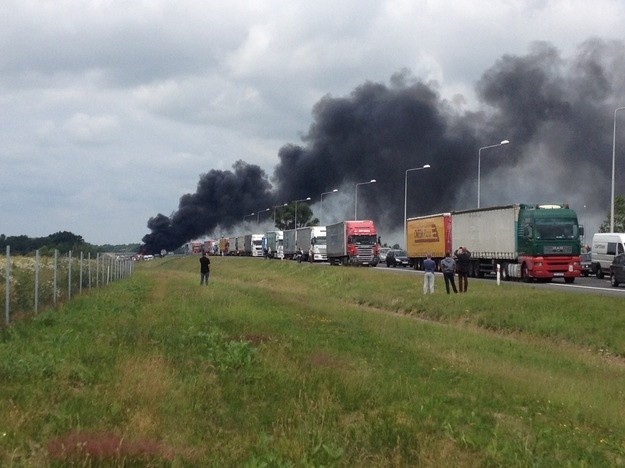 Wypadek na autostradzie A4 w Brzegu. Spłonął Polski Bus. Coraz więcej poszkodowanych [WIDEO]