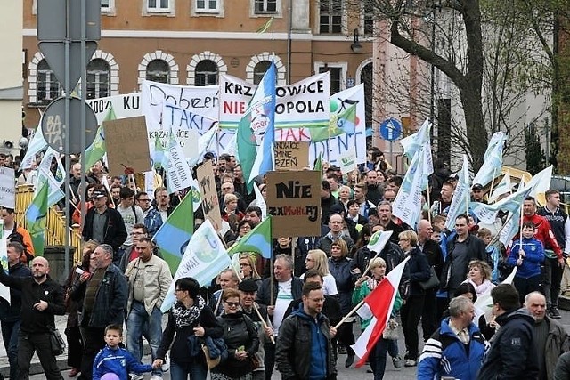 Piotr Szlapa podkreśla, że fakt, iż zarówno on, jak i Gerard Kasprzak, protestowali kilka lat temu w obronie integralności gminy Dobrzeń Wielki nie miał znaczenia przy tej decyzji.