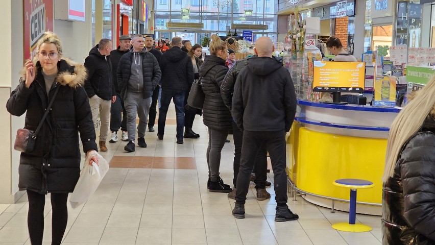 Mnóstwo ludzi na zakupach w Pasażu Świętokrzyskim w Kielcach. Parking zapełniony po brzegi. W sobotę, 23 grudnia był szał