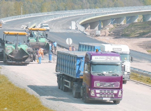 Im dalej na północ, tym gorzej z trasą S3Estakada pod Międzyrzeczem. Trzeba jeszcze wylać górną warstwę asfaltu. Na obu jezdniach.