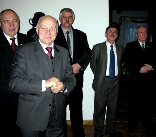Jerzy Borowski (na pierwszym planie), burmistrz Sandomierza podziękował samorządowcom z różnych stron kraju za pomoc Sandomierzowi zalanemu przez Wisłę.