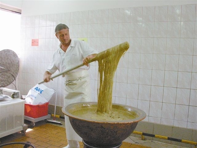 Chałwa to sztandarowy, ręcznie wyrabiany produkt Odry, dzięki któremu marka fabryki jest znana w całej Europie, a nawet dalej. (fot. Jarosław Staśkiewicz)