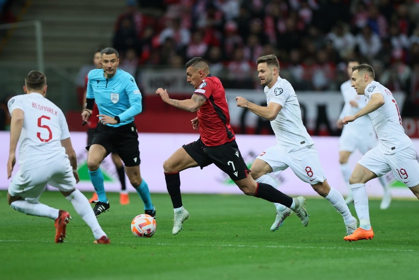 Jan Bednarek, Karol Linetty i Przemysław Frankowski próbują...