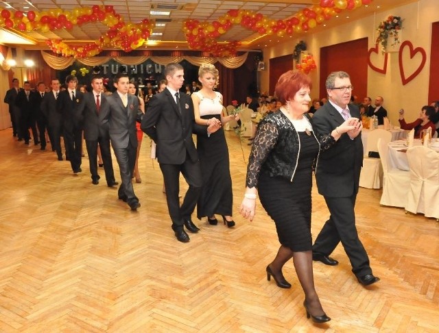 Poloneza tańczyli z młodzieżą: dyrektor Marek Niedbała i wychowawcy klas maturalnych.
