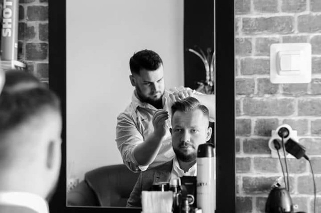Co wyróżnia Męską Sprawę z Rypina spośród innych salonów fryzjerskich w regionie? Tu panowie mogą się poczuć swobodnie. Fryzjer zadba o perfekcyjny wygląd klientów