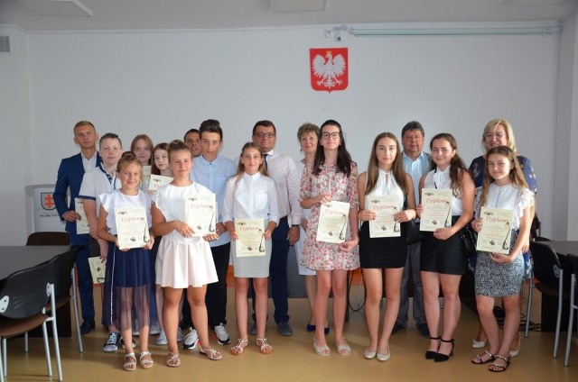 To tylko część wyróżniających się uczniów, którzy otrzymali stypendia Burmistrza Miasta i Gminy Skaryszew.