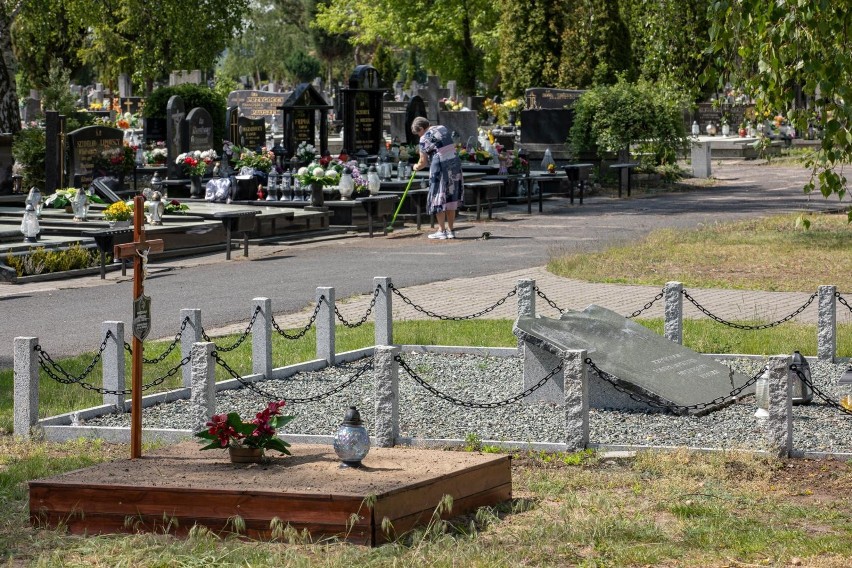 Zbiorowe mogiły na cmentarzu przy ul. Wiślanej