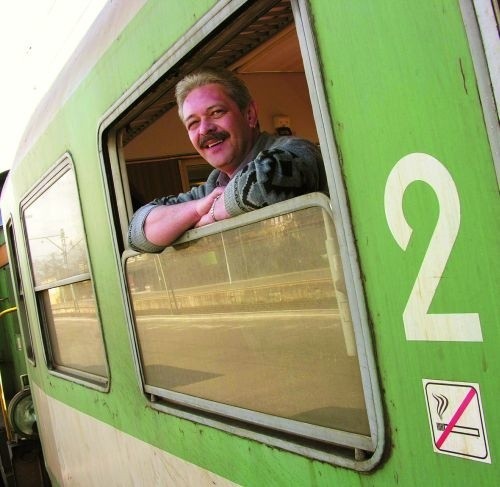 Henryk Wojdyła codziennie dojeżdża z Nysy do Oławy przez Brzeg: - Jakby mi ten pociąg teraz zlikwidowali, to musiałbym jeździć przez Opole!