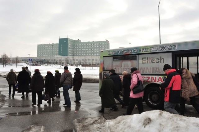 Codziennie mnóstwo starszych i schorowanych ludzi musi pokonywać spory kawałek drogi od najbliższego przystanku autobusowego do szpitala na radomskim Józefowie.