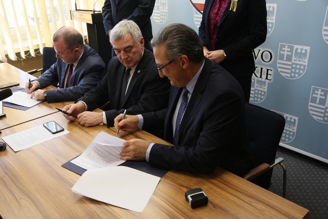 Umowę w tej sprawie z dyrektorem szpitala Youssefem Sleimanem podpisali w poniedziałek marszałek Andrzej Bętkowski oraz wicemarszałek Marek Bogusławski.