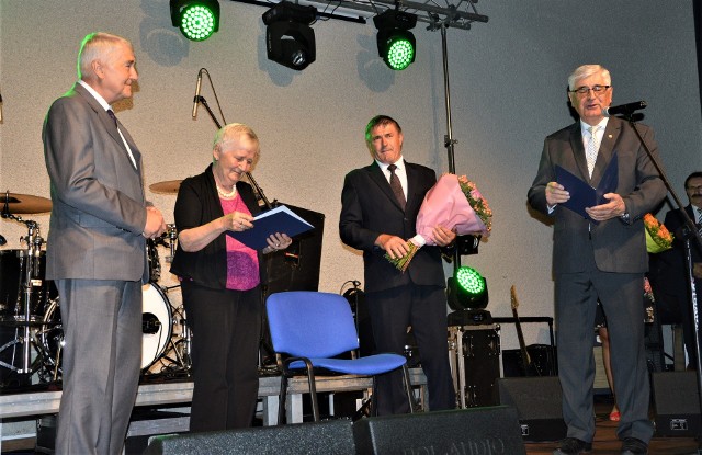 Na zdjęciu od lewej Ryszard Stojek, Grażyna Sendal-Iwanicka, przewodniczący Rady Miejskiej Stefan Czarnecki i burmistrz Stanisław Rybak