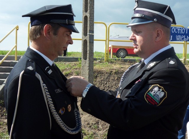 Artur Pelc odebrał złoty medal „Za zasługi dla pożarnictwa”. Dekorował: Zbigniew Sosnowski z zarządu głównego OSP