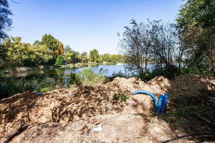 Kraków. W Przylasku Rusieckim powstaje nowoczesne kąpielisko. Praca wre, ale nie brakuje wątpliwości