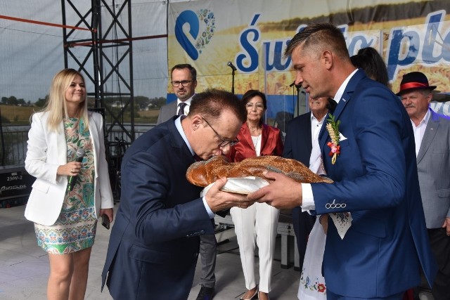 Starostowie dożynek złożyli bochen chleba wypieczony z tegorocznych zbiorów na ręce Andrzeja Wyrzykowskiego, wójta gminy Przodkowo.