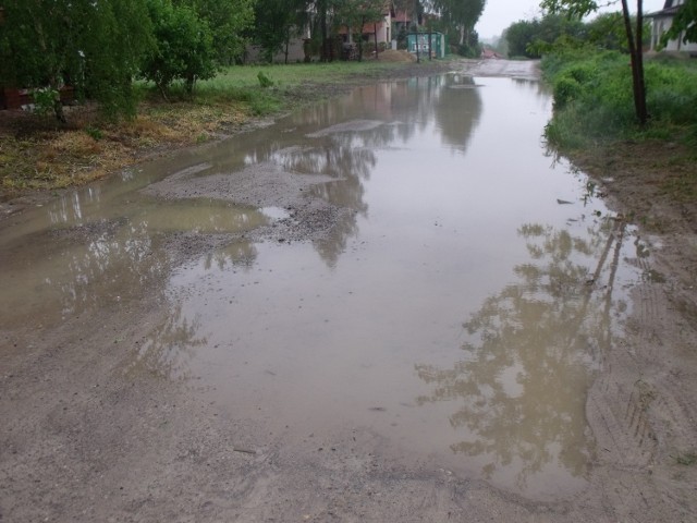 Raszyńska jest w fatalnym stanie, a sąsiednie ulice, jak widoczna na  zdjęciu Onyszkiewicza, po każdym deszczu są niemal nieprzejezdne.