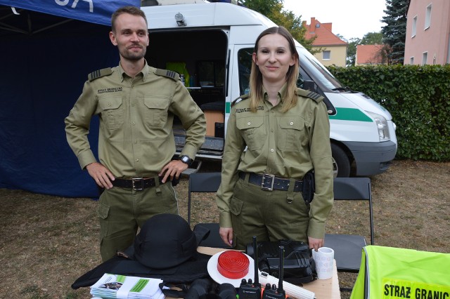 Pokazy sprzętu wojskowego, strażackiego, udzielania pierwszej pomocy, śpiew, żołnierska grochówka, pokazy karate, ale i dobra zabawa – to wszystko na Pikniku Ułańskim w Żarach. Impreza zorganizowana przez byłych żołnierzy Stowarzyszenia 42.Pułku Zmechanizowanego i 11.Brygady Zmechanizowanej z Żar zgromadziła mieszkańców osiedla wojskowego przy Zawiszy Czarnego. Jest to przedłużenie obchodzonego kilka dni temu Święta Wojska Polskiego. Festyn rozpoczęto o 12.00 złożeniem wiązanek  przy tablicy pamiątkowej poświęconej jednostkom wojskowym stacjonującym w żarskich koszarach od 1946 do 2001 roku- podkreślał Krzysztof Polusik, prezes stowarzyszenia. Wśród atrakcji były też gry i zabawy dla dzieci, stoisko straży miejskiej, policji, malowanie twarzy, porcelany, porady psychologa, dmuchane zamki,  żołnierka grochówka, wata cukrowa i popcorn. WIDEO: Kontrola dzikich kąpielisk w powiecie żarskim