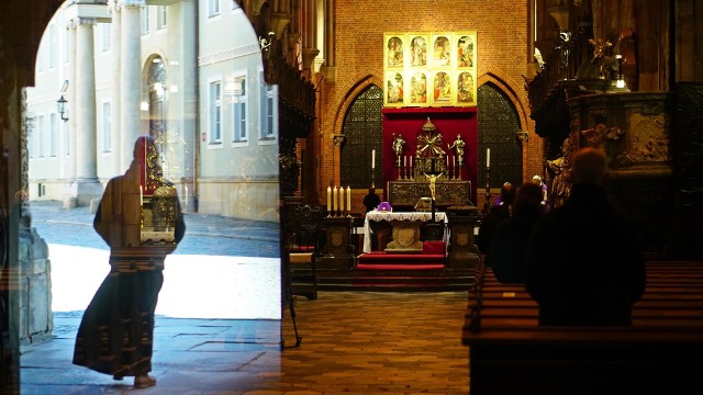 Kościoły opustoszały. Przesuwane są śluby, chrzty, pierwsze komunie, bierzmowania. Pogrzeby są odprawiane, bo być muszą.