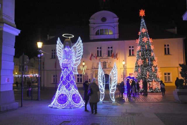 W Żarach tłumy spacerowiczów podziwiają iluminacje świąteczne