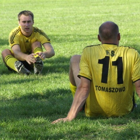 Arkadiusz Bąbliński (z lewej) i Rafał Tzebiński (tyłem) za czerwone kartki z meczu z Miodnicą mieli pauzować trzy mecze. Ale wiedział o tym jedynie LZPN, bo klubu nie raczył o tym informować.
