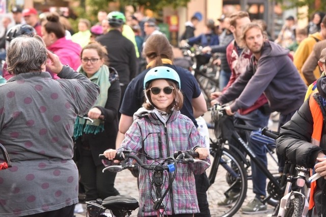 Pretekstem do sobotniego przejazdu ulicami Torunia był Europejski Tydzień Mobilności oraz Dzień bez Samochodu. W imprezie, która od lat cieszy się niesłabnącą popularnością, biorą udział miłośnicy dwóch kółek z Torunia i okolic. Często całymi rodzinami. Obejrzyjcie naszą fotorelację.