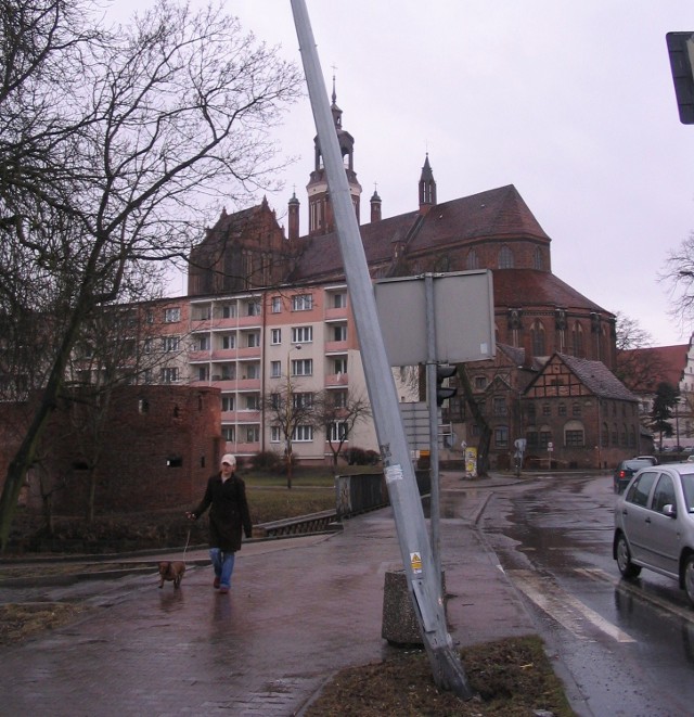 Czas, żeby tę niebezpiecznie przechyloną lampę wymienić na nową.