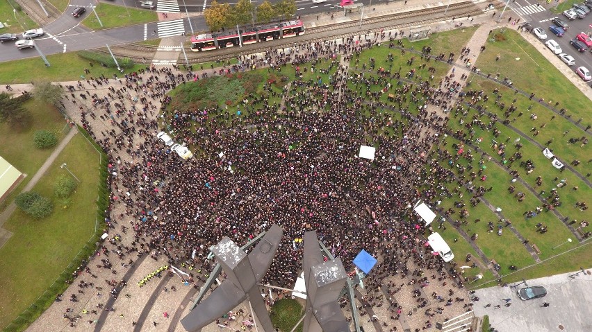 Czarny protest na pl. Solidarności w Gdańsku - ujęcie z...