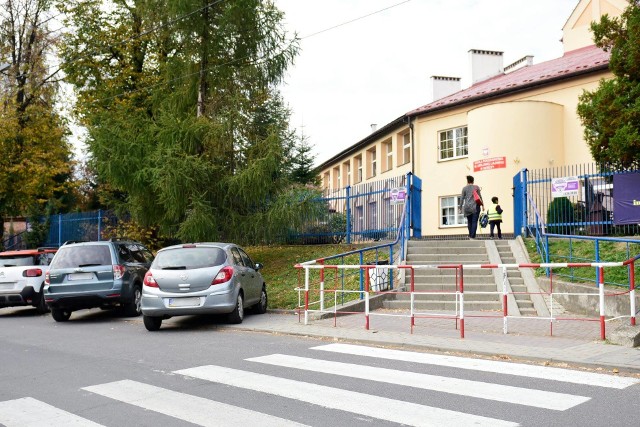 Droga przy szkole w Sierczy zostanie przebudowana w 2019 roku.  Gmina pozyskała na to „schetynówkę”