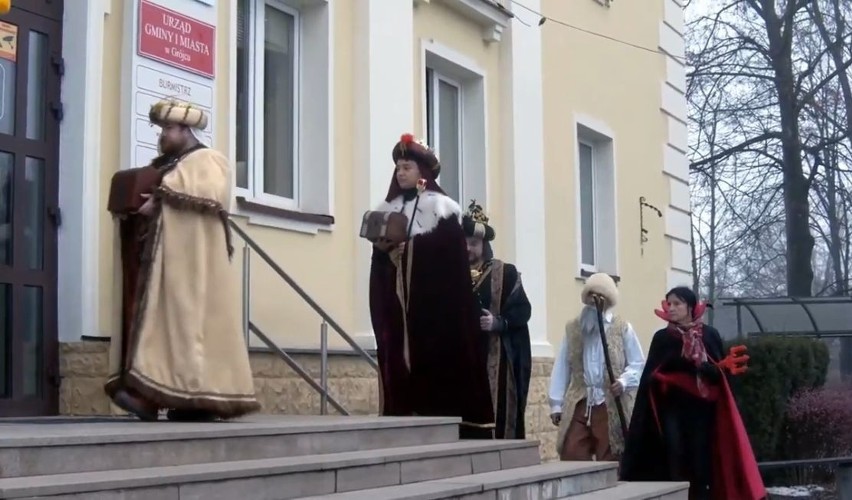 Orszak Trzech Króli w Grójcu. W tym roku monarchowie odwiedzali urzędy, firmy oraz instytucje. Zobacz wideo i zdjęcia