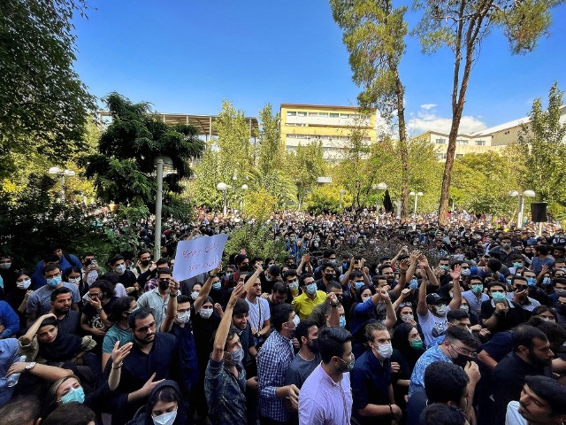 Protesty w Iranie po śmierci Mahsy Amini. Wedle nagrań z mediów, na które powołała się agencja Associated Press, do grobu Amini zmierzała w środę olbrzymia procesja. Uczestniczące w niej osoby wykrzykiwały hasło "Śmierć dyktatorowi!", odnoszące się do najwyższego przywódcy duchowego i politycznego Iranu ajatollaha Alego Chameneia.