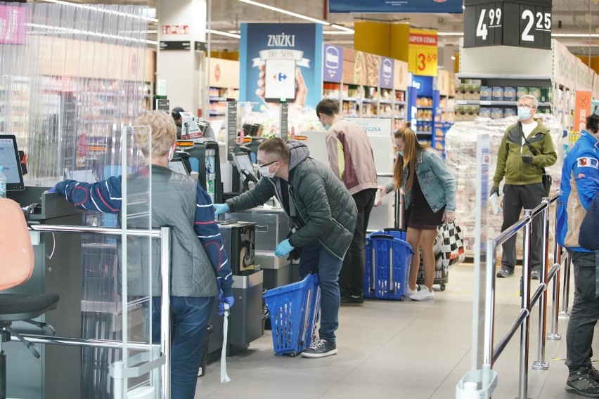 Noszenie maseczek w sklepachjest obowiązkowe. Kto nie nosi,...