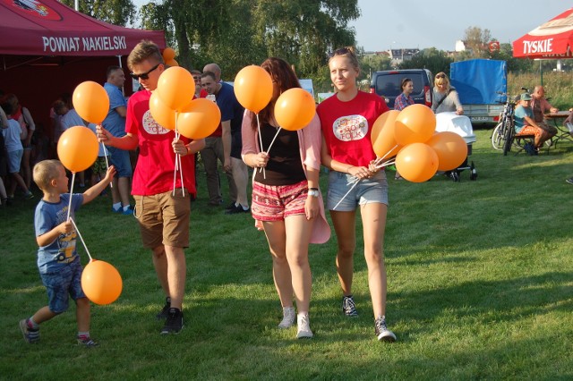 Jedna z ostatnich w tym sezonie imprez nad Notecią poświęcona była Holandii, bo goście z tego kraju zjechali do Nakła. To m.in. efekt współpracy LO im. Krzywoustego w Nakle ze szkołą w Hellevoetsluis niedaleko Rotterdamu. Nakielska i holenderska młodzież  od lat realizuje wspólne projekty. Festyn pt. „Bliżej Holandii”  zorganizowany w porcie przez nakielskie starostwo, to dobra okazja, by poznać się bliżej. Oprócz holenderskiej młodzieży pokazał się zespół  folklorystyczny z Numansdorp.  Kulturę ludową Krajny i Pałuk reprezentowały zespoły z Nakła i Kcyni. Zaproszono też nad Noteć  polsko-holenderskie małżeństwa z Orla i Szubina. W mini galerii nad Notecią zobaczyć można było prace zgłoszone na konkurs plastyczno-fotograficzny pt. „Holandia oczami Polaków”. A na finał - koncert grupy Riffertone i projekcja w kinie pod gwiazdami. Działo się naprawdę dużo. Młodzież rozdawała na przystani pomarańczowe balony. Bo to kolor Holendrów