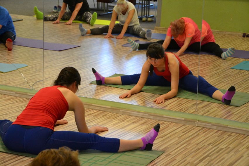Żorscy seniorzy na ćwiczeniach pilates - tak dbają o swoją sprawność! ZDJĘCIA