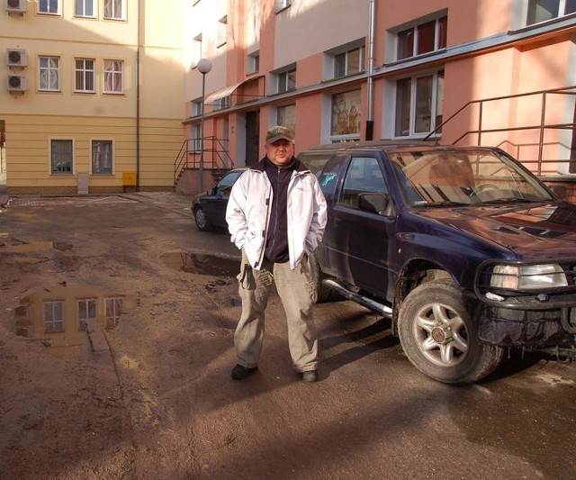 Grzegorz Legan, jeden z mieszkańców bloków przy ulicy Wyszyńskiego, ma nadzieję, że podwórko odzyska dawną świetność. 