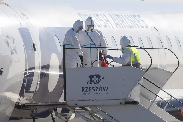 Specjalny samolot z terenów objętych epidemią na lotnisku w Jasionce