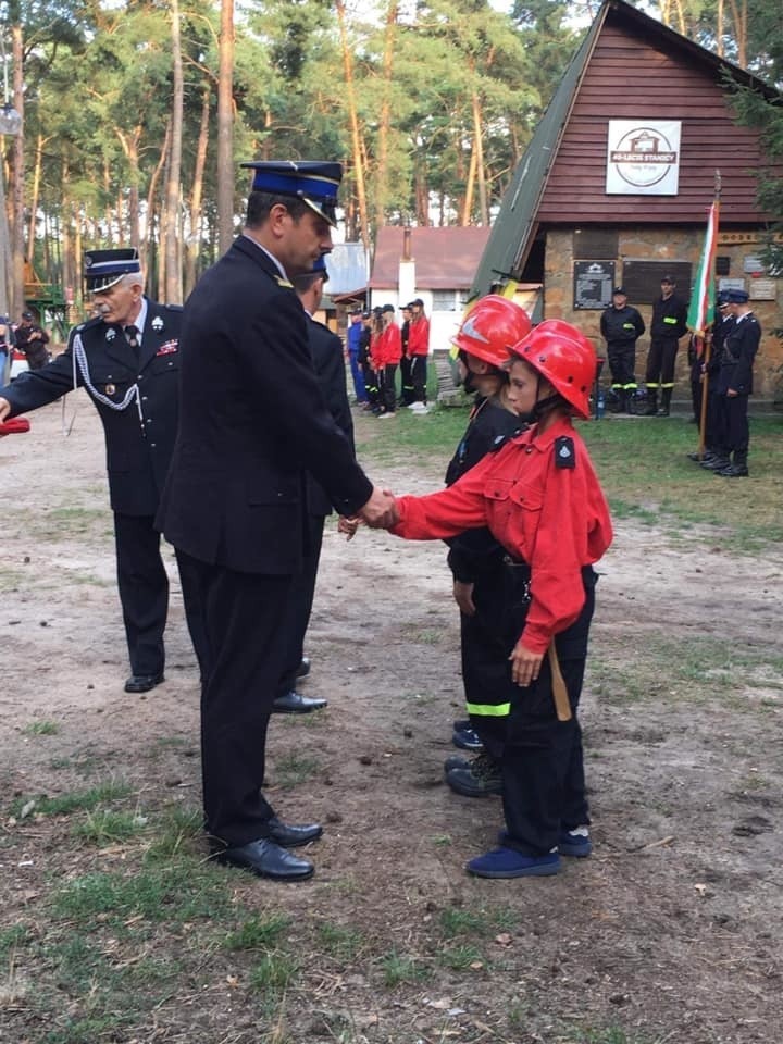 Uroczyste ślubowanie i pasowanie na strażaka na obozie w Białym Brzegu w gminie Kluczewsko. Było wielu ważnych gości (NOWE ZDJĘCIA)