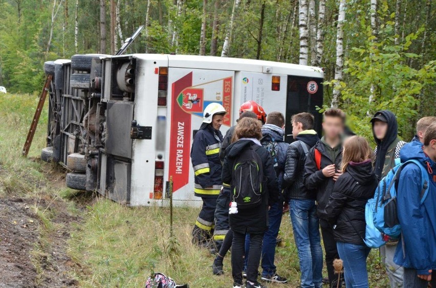 Wypadek autokaru z dziećmi pod Kozienicami. Przewrócił się w rejonie Królewskich Źródeł. Dwanaście zostało rannych