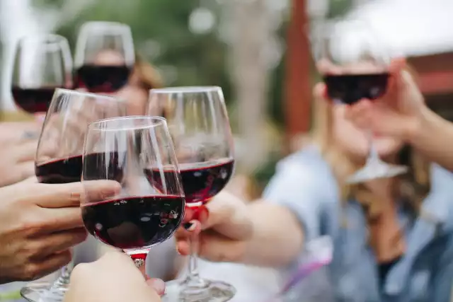 Imiona mają wielką moc. Determinują nasz charakter i usposobienie. Osoby noszące takie imiona mają większą niż inni skłonność do picia alkoholu. Mamy listę tych imion!Osoby o tych imionach nie wylewają za kołnierz! Twoje imię też tu jest? Sprawdź >>