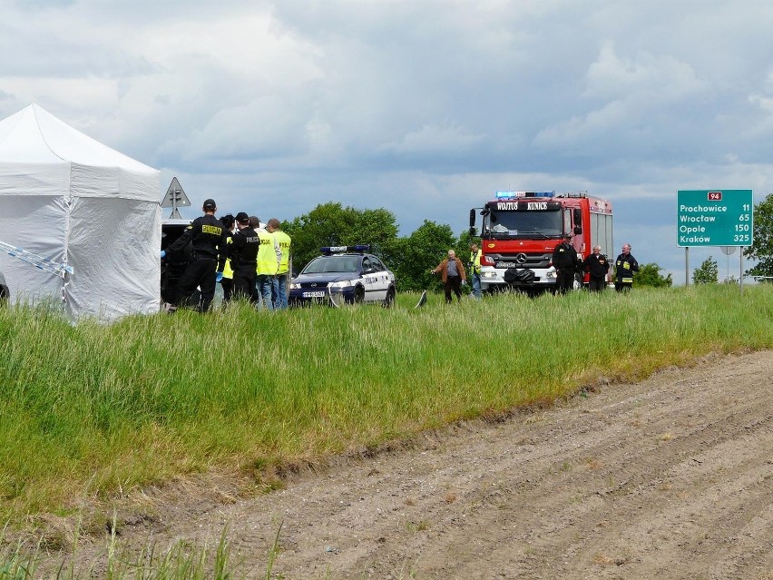 Wypadek w Kunicach. Volkswagen koziołkował. Uciekali przed...