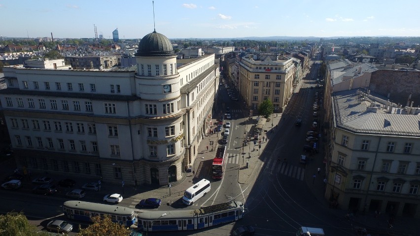 Po lewej reprezentacyjny budynek Poczty Głównej na rogu ulic...