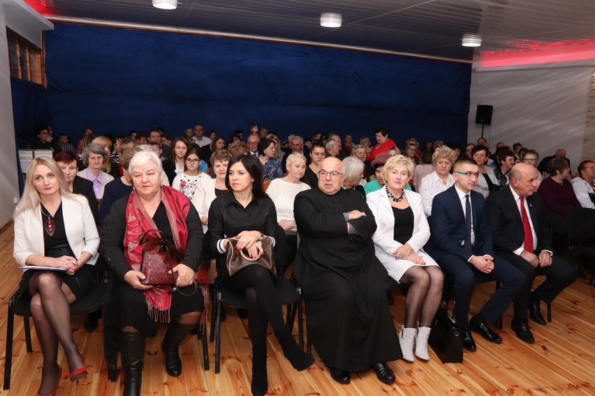 Spotkanie opłatkowe mieszkańców gminy Łopuszno. Życzenia, wieczerza, karty dla seniorów (ZDJĘCIA)