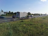 Utrudnienia na autostradzie A2 w Kierunku Świecka. Za Komornikami z ciężarówki wypadły kartony
