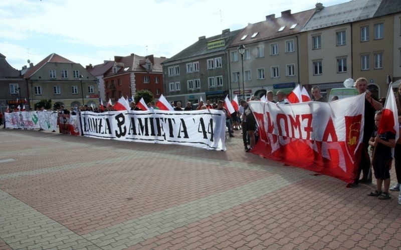 O godzinie 17:00 na Starym Rynku zgromadziło się kilkuset...