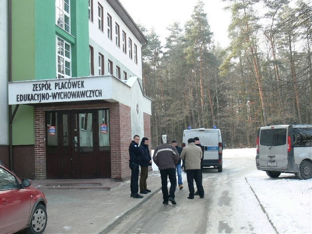 Bomba w szkole. Niepełnosprawne dzieci trzeba było ewakuować przy wielkim mrozie