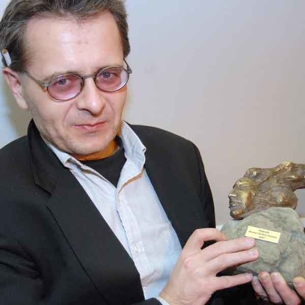 Marek K.E. Baczewski z nagrodą NOP - statuetką według projektu krośnieńskiego rzeźbiarza Macieja Syrka.