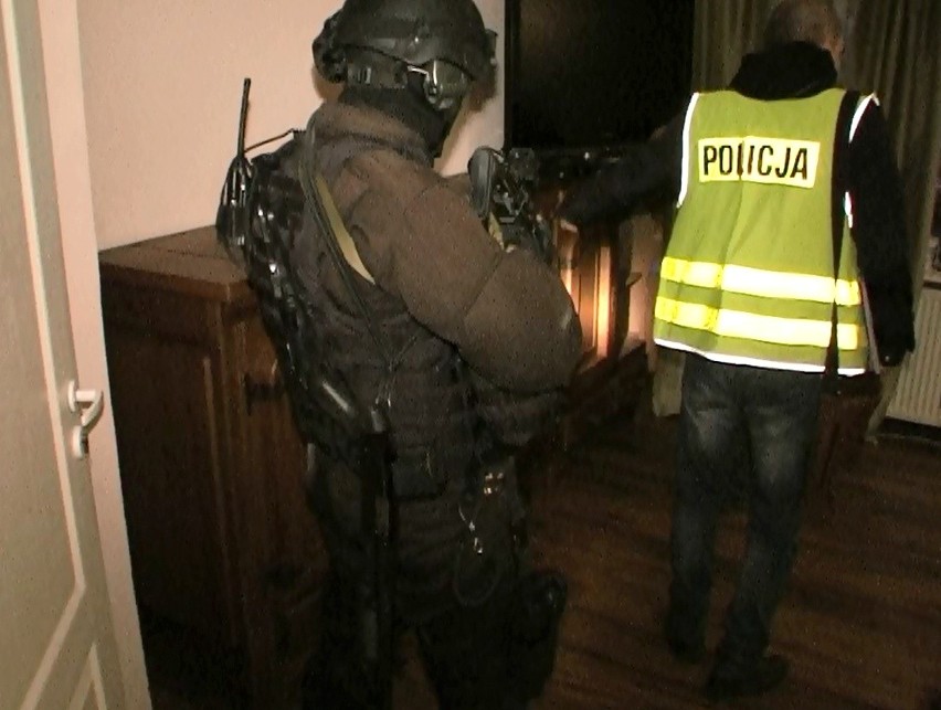 Łomża. Policjanci rozbili zorganizowaną grupę przestępczą czerpiącą korzyści z nierządu (zdjęcia)