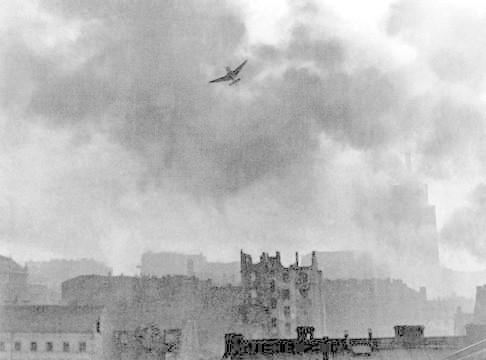 Niemiecki samolot nad Starym Miastem, sierpień 1944