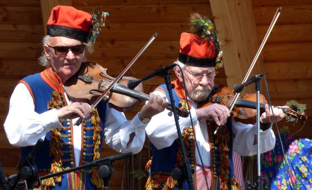 Doborowy tandem skrzypków: Stanisław Dufaj (z prawej) i Zdzisław Kwaśniewski - to oni "nakręcają" tryby kapeli Buskowianie.