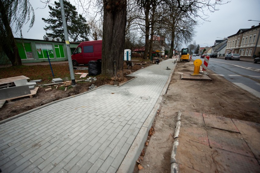 Finalizowane są prace budowlane związane z remontem chodnika...